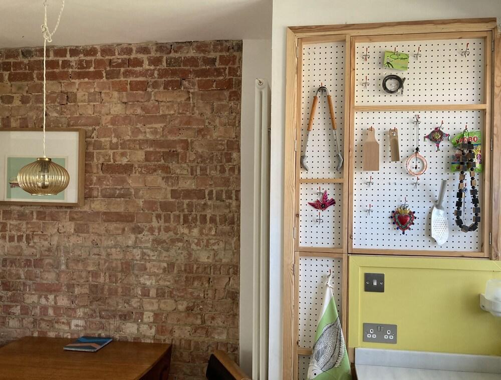 Airy and Quiet Hackney Flat - Tap to explore photos