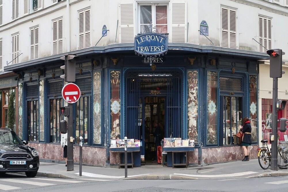 A PERFECT BASE FOR EXPLORING PARIS & ENJOYING AN AUTHENTIC LEFT BANK EXPERIENCE.