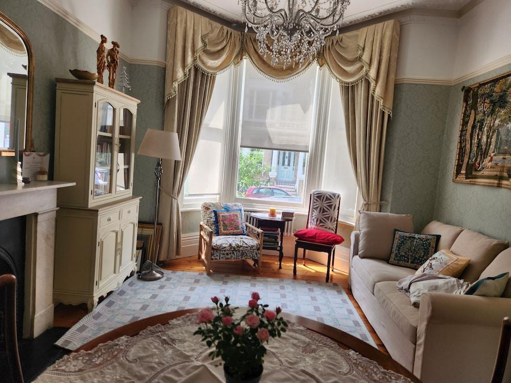 A Precious Gem in West Kensington - Tap to explore photos