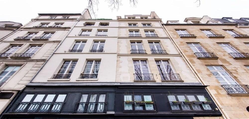 A timeless beauty in Paris-Quai de Bourbon!