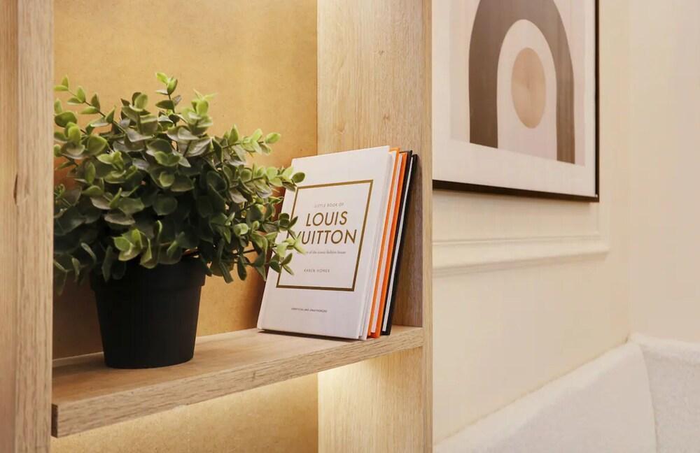 A Refined 2BR/2BA in the trendy Higher Marais