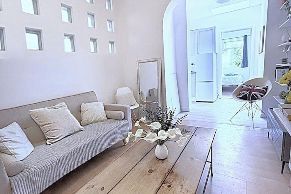 A modern spacious 3-bedroom apartment with garden - Tap to explore photos