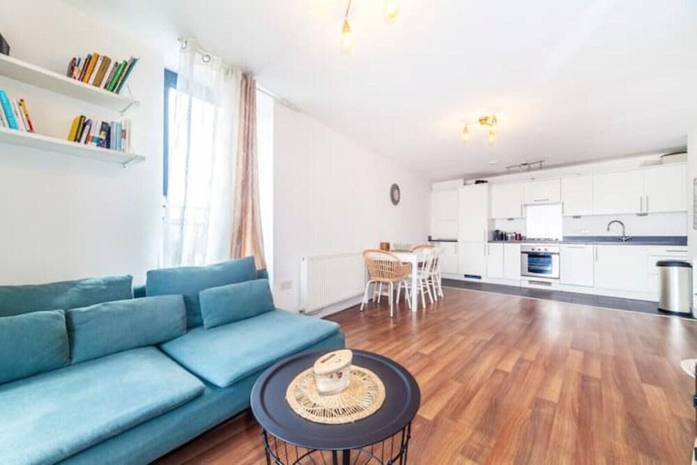 Airy Bright 2Bed Apt Deptford, Canary Wharf - Tap to explore photos