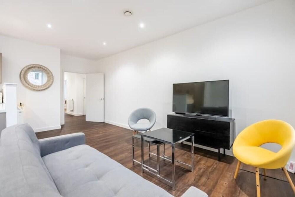 Amazing 3 bed 2 baths apartment London - Tap to explore photos