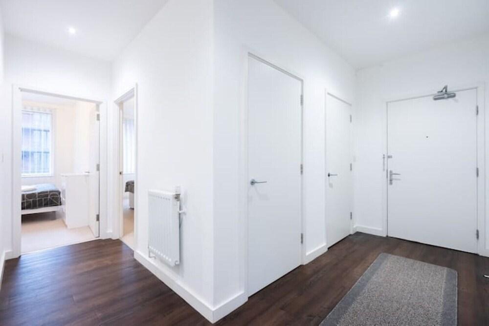 Amazing 3 bed 2 baths apartment London - Tap to explore photos