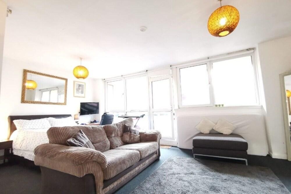 Amazing Studio Flat Located 5 mins from the Elephant and Castle Station!
