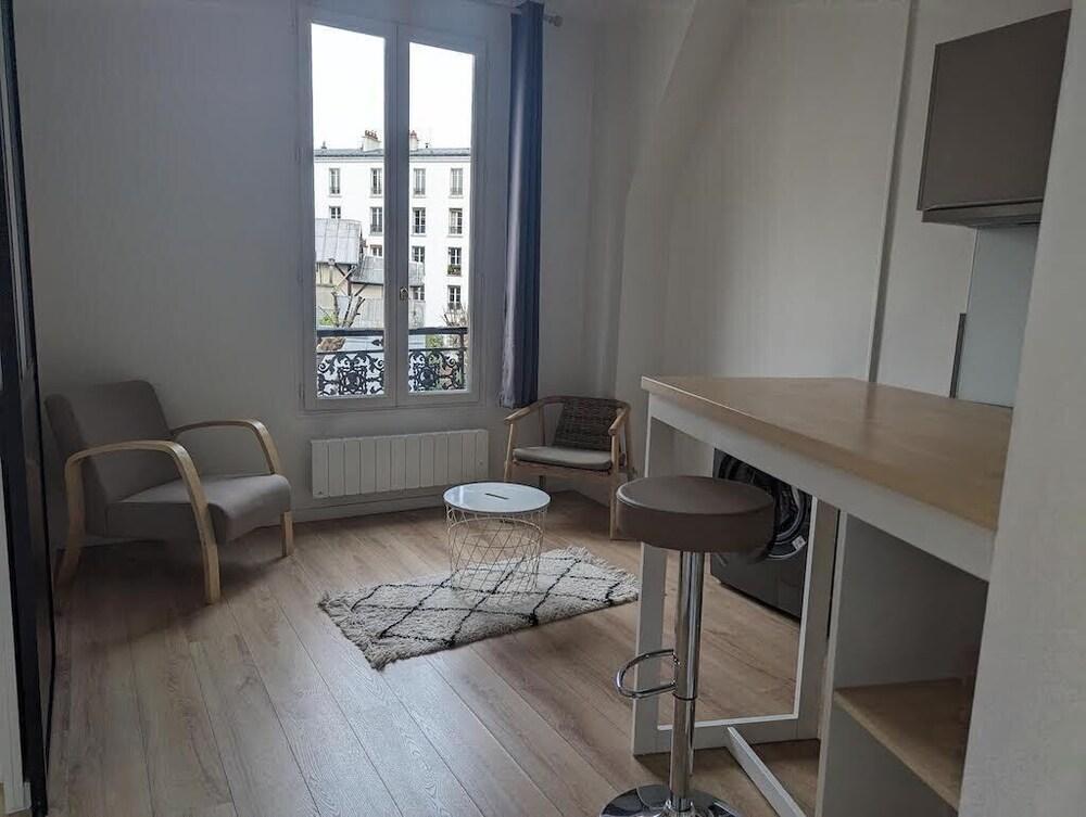 Apartment in the Paris Montmartre district - Tap to explore photos
