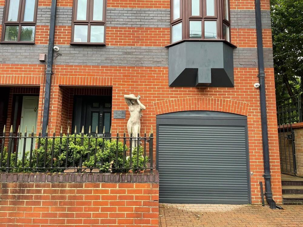 Aphrodite studio next to the river in Central London