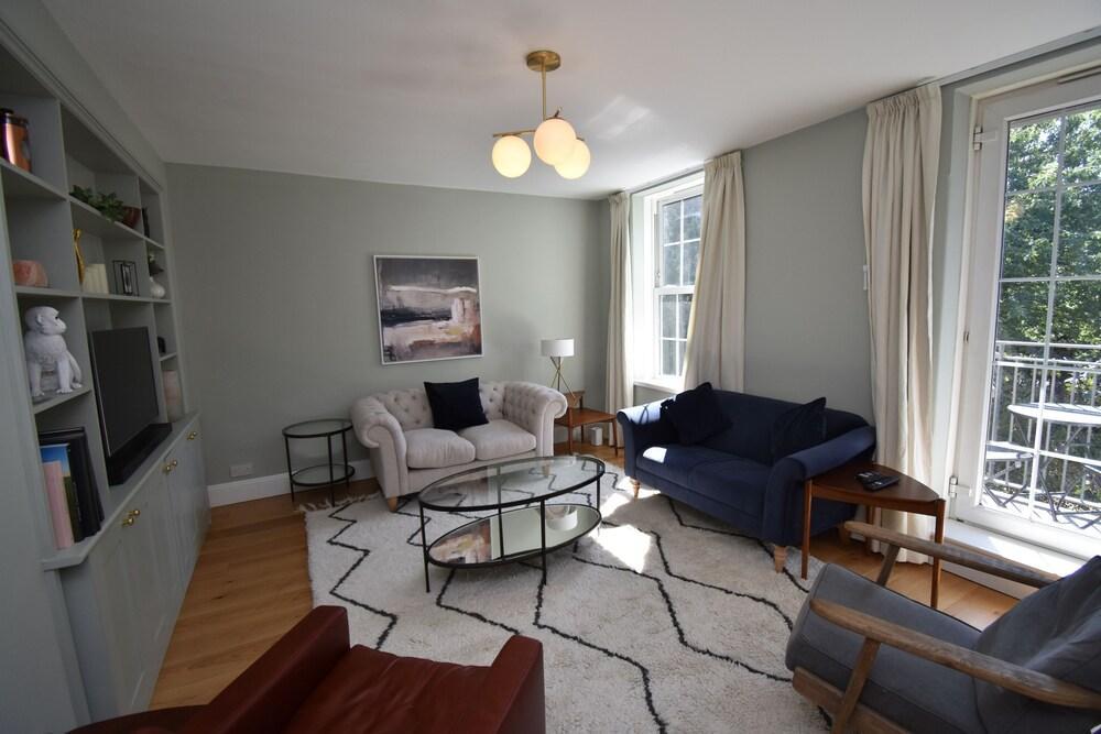 Beautiful 3 bed flat in Hoxton! - Tap to explore photos