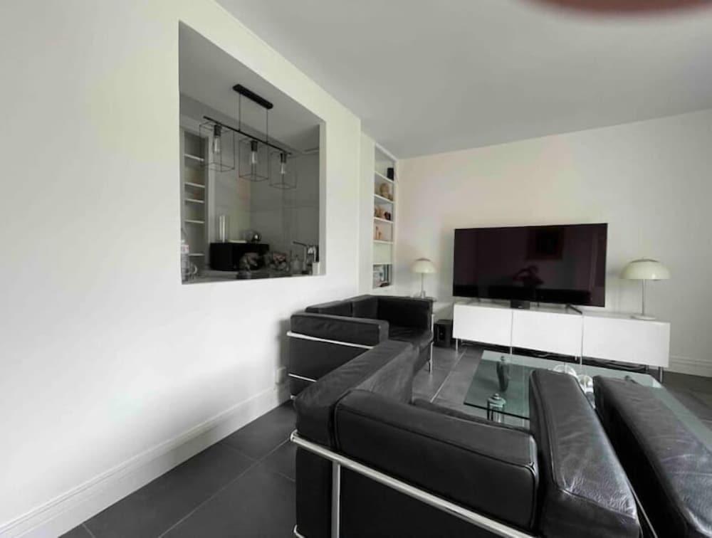 Appartement Design Français Commerces - Tap to explore photos