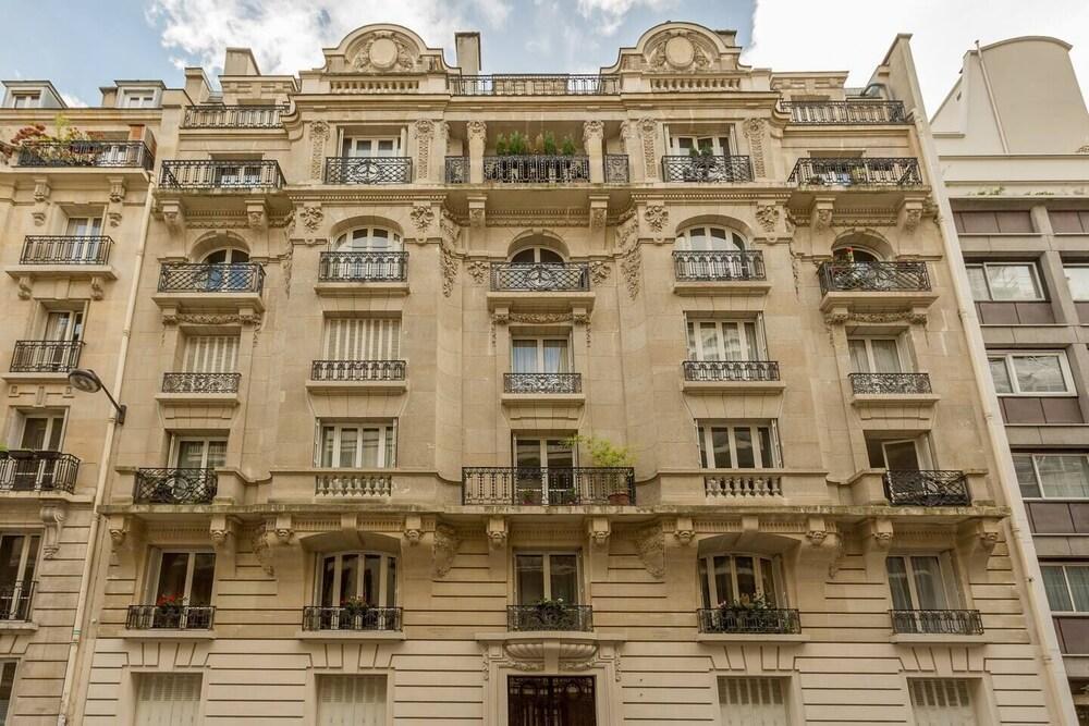 Beautiful apartment near the Eiffel Tower