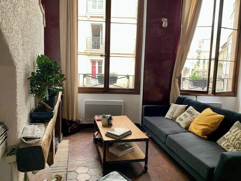 Artist studio (charming flat) beside Notre Dame - Tap to explore photos