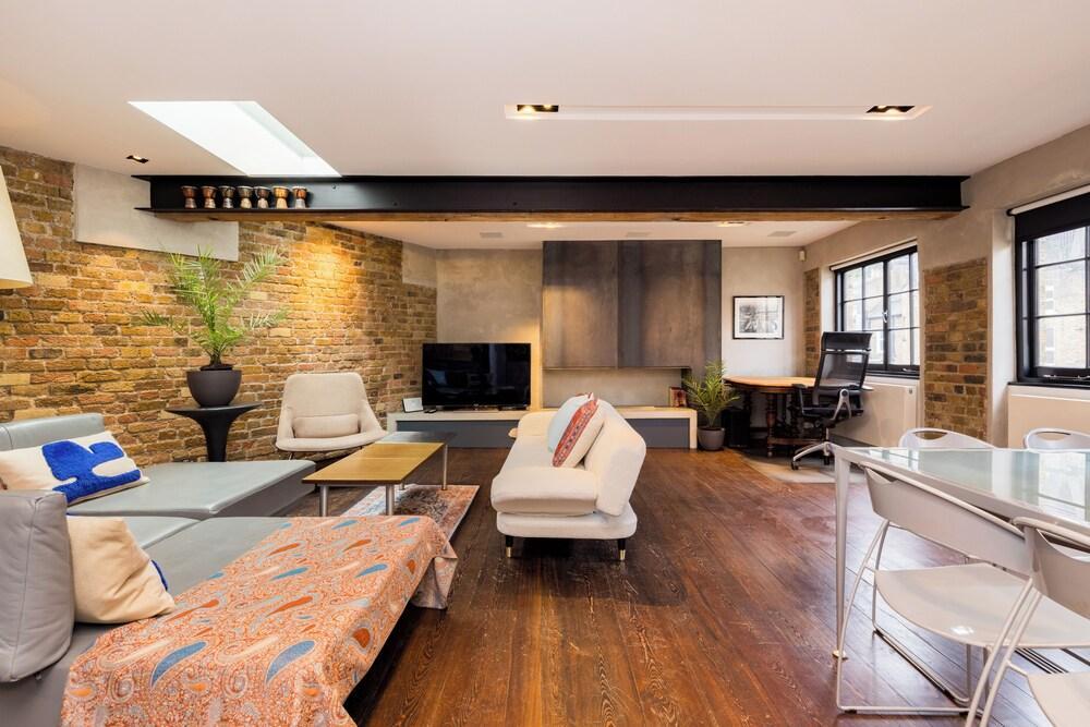 Architect designed 1 bedroom duplex with skyline view roof terrace - Tap to explore photos