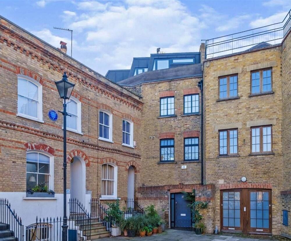 Architect designed 1 bedroom duplex with skyline view roof terrace