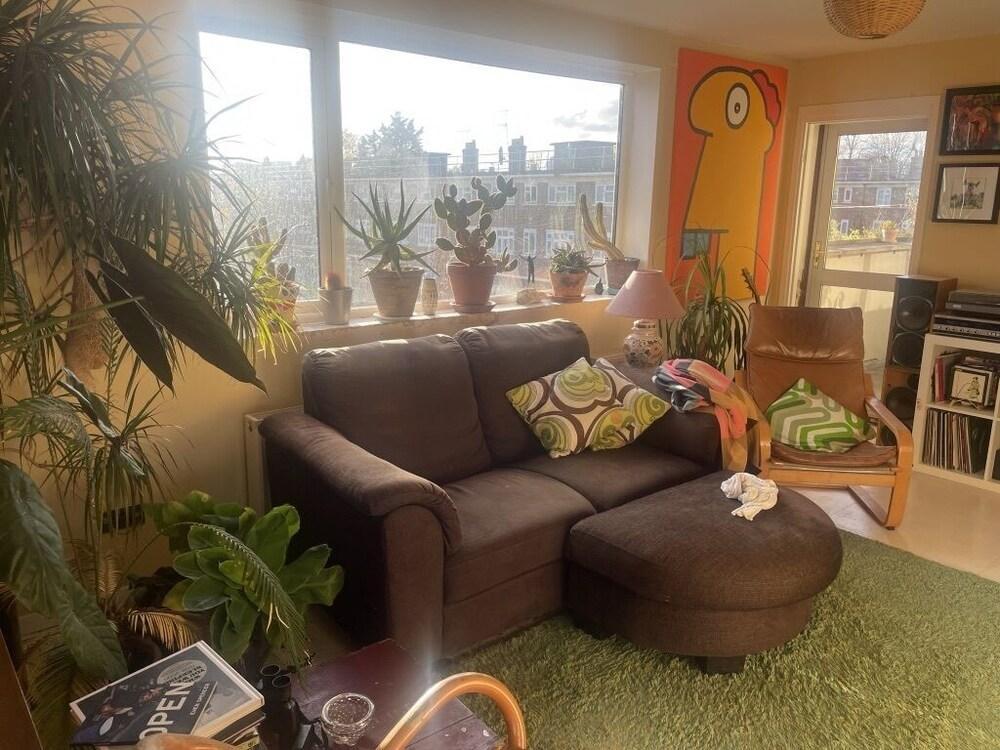 Arty, quiet, sunny 3 bed, 2nd floor walk up, central Dalston, Hackney