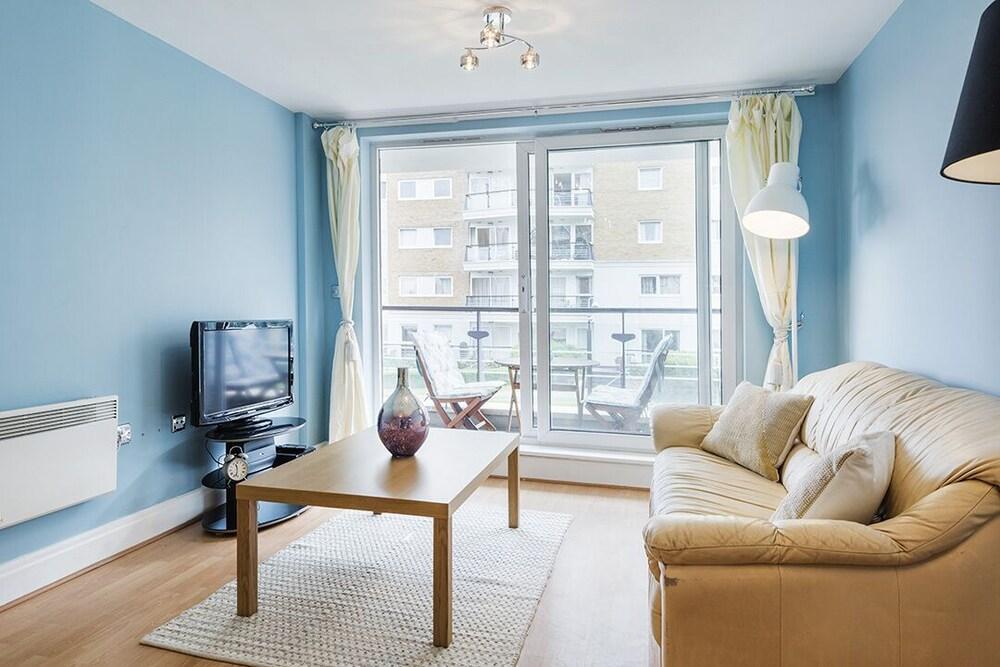 Attractive 2 Bed in Anchor House - Tap to explore photos