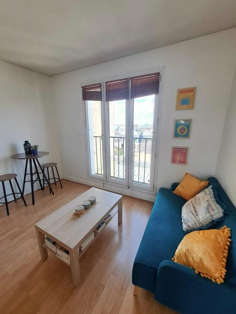 Au Cœur de Paris : Studio Charmant et Spacieux Avec Terrasse - Tap to explore photos