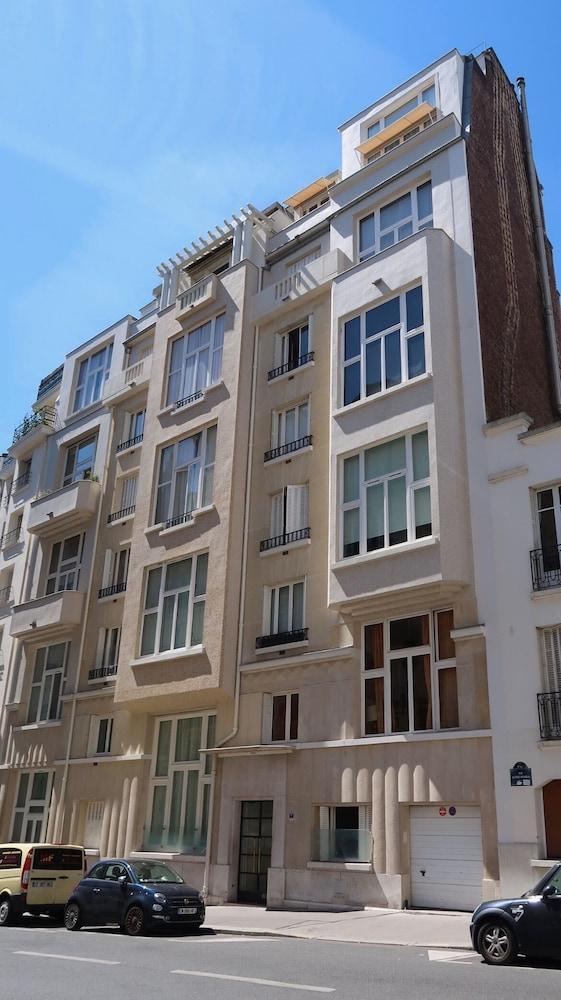 Beautiful, rare Architect's duplex near Trocadéro!