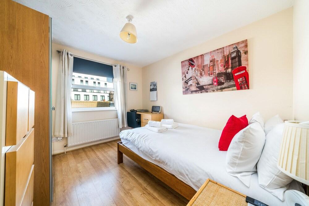 Bethnal Green & Victoria Park 2 Bed Flat - Great Transport - Tap to explore photos