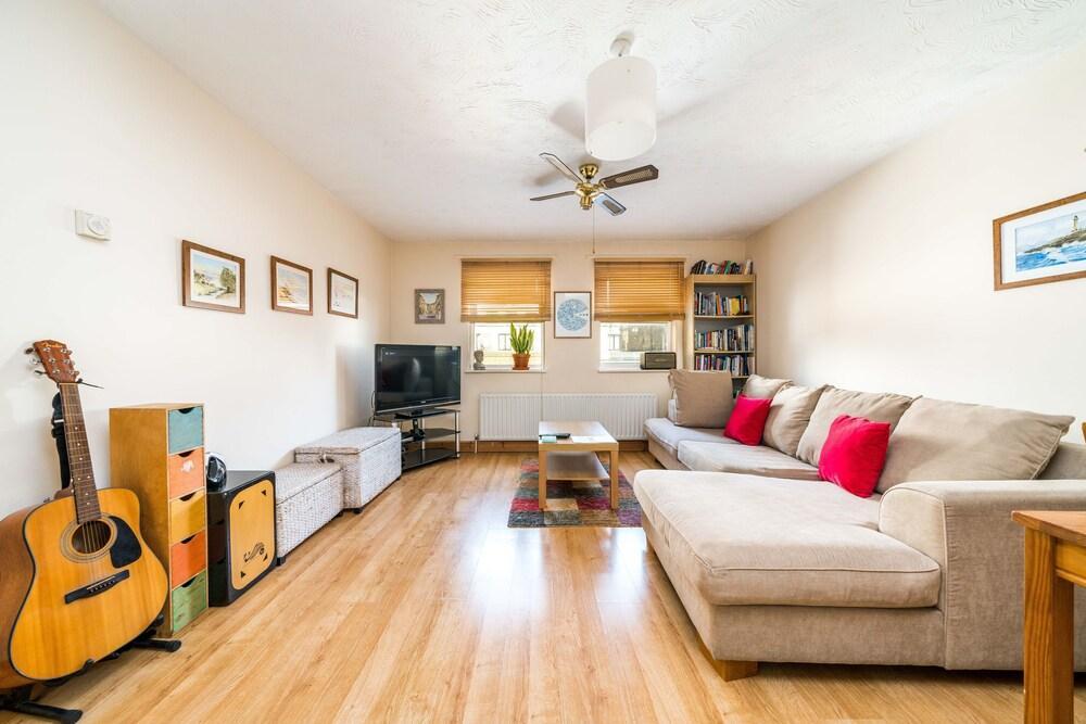 Bethnal Green & Victoria Park 2 Bed Flat - Great Transport - Tap to explore photos