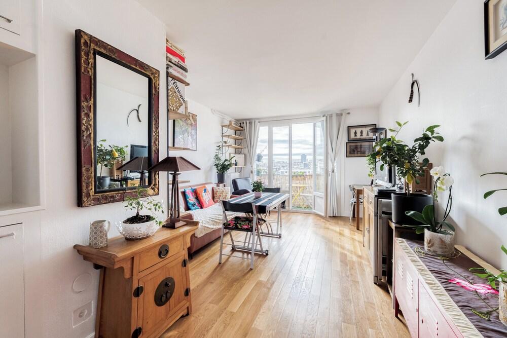 Apt 60m² with balcony, Eiffel Tower view from room, ideal for 4 persons - Tap to explore photos