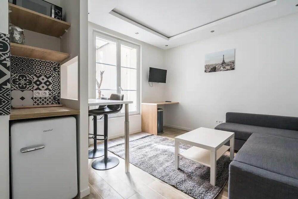 Beau Studio Bien Situé Dans le 16ème - Tap to explore photos