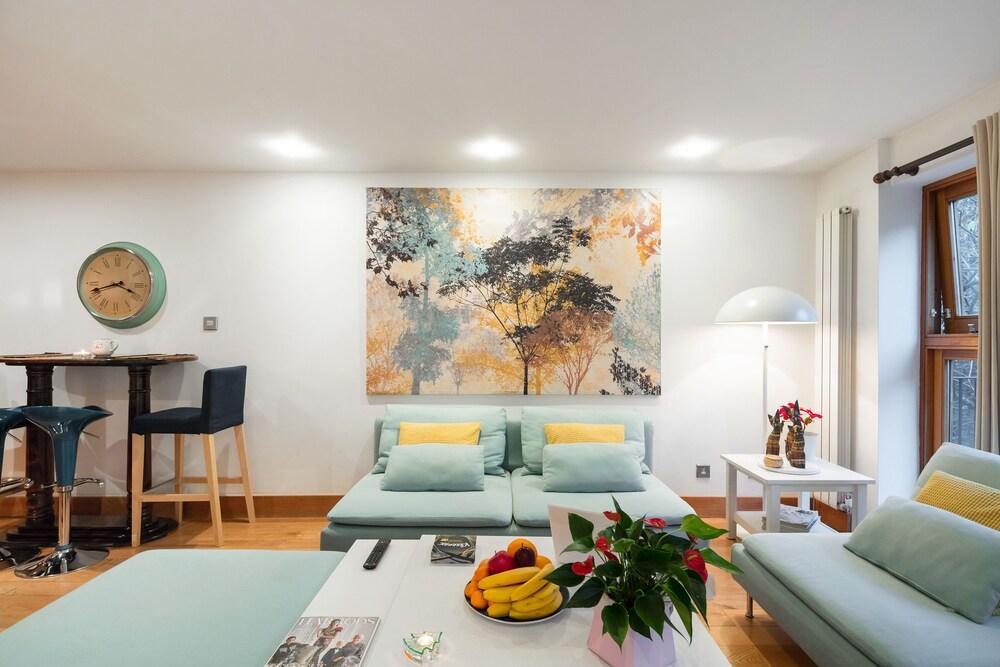 beautiful W8 Luxury 2Bed 2Bath - Tap to explore photos