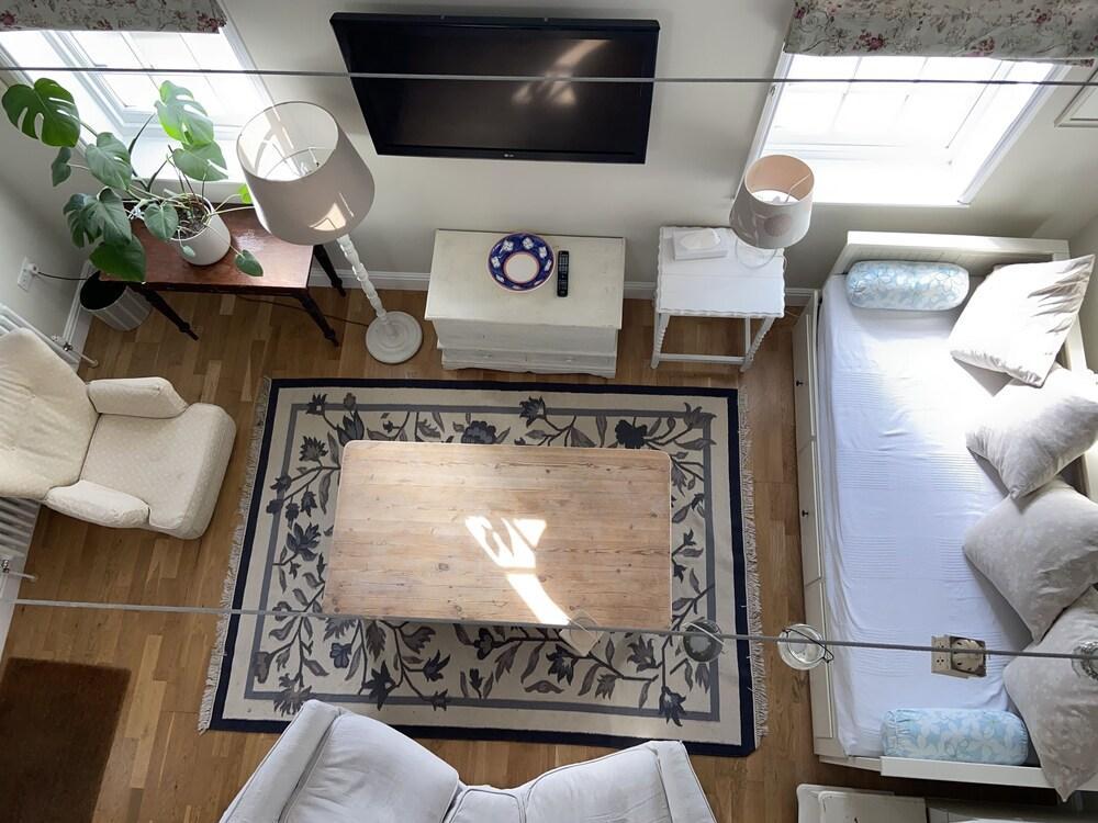 Beautiful cosy studio close to central London - Tap to explore photos