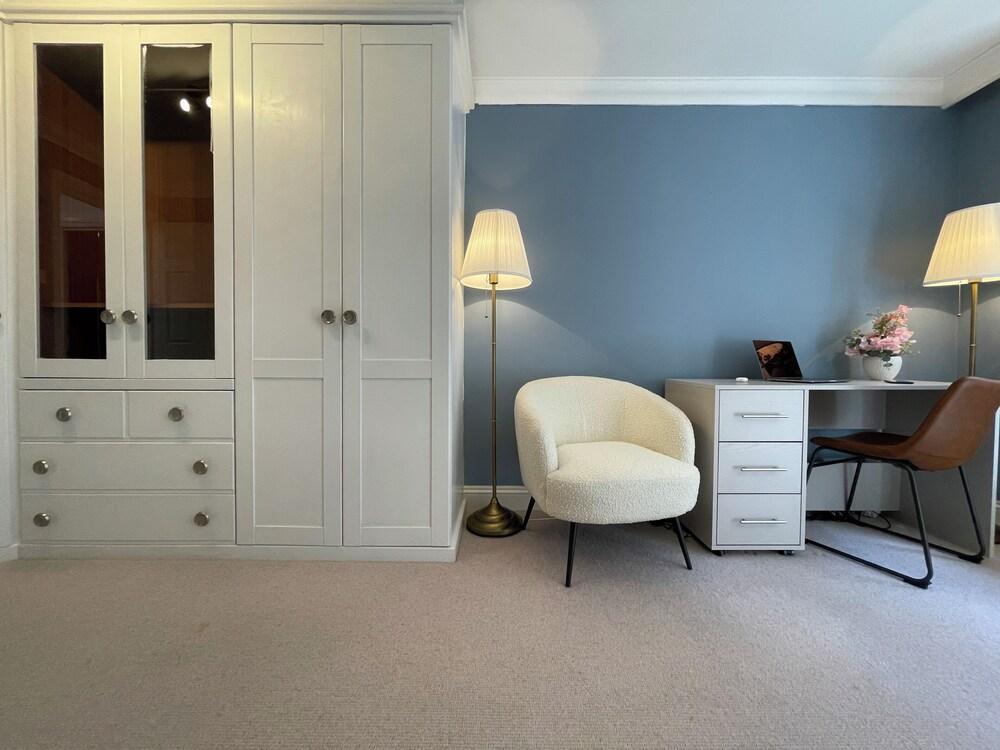 Beautiful 5 Bed House - Sleeps up to 12 - Central