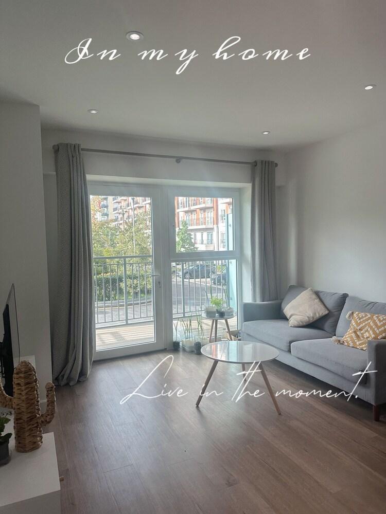 Beautiful spacious modern apartment with a park - Tap to explore photos