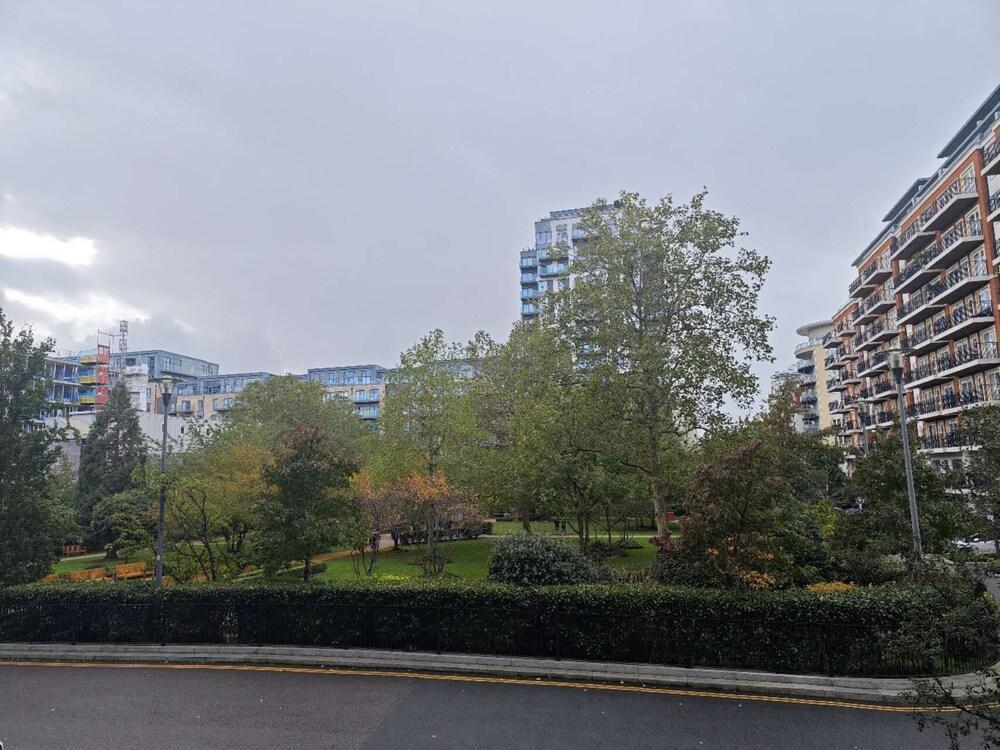 Beautiful spacious modern apartment with a park