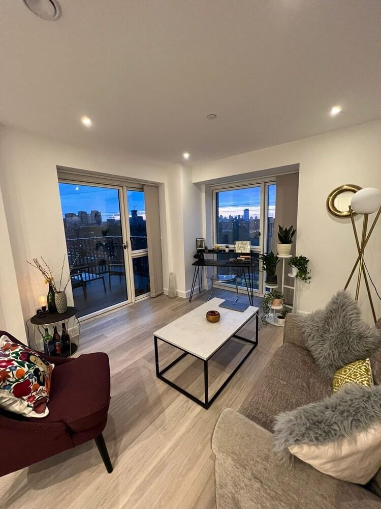 Beautiful Spacious apartment by Excel & Custom House - Tap to explore photos