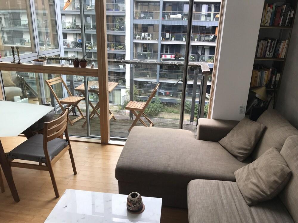 Canal View Loft in Haggerston - Tap to explore photos