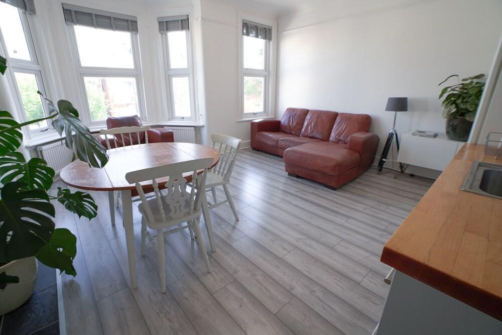 Bright 2-bed apartment with great transport links - Tap to explore photos