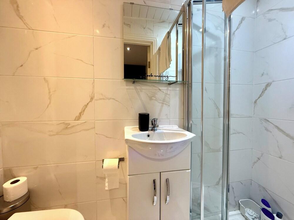 Camden Cozy Sleeps 4 - Tap to explore photos