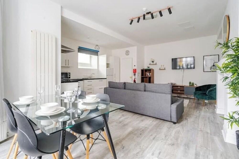 Beautiful & Spacious Apartment, Kensington - Tap to explore photos