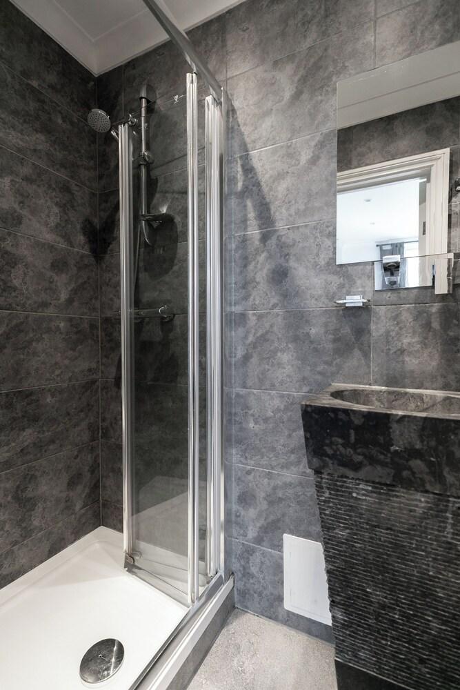Beautiful Studio in Queensway - Tap to explore photos