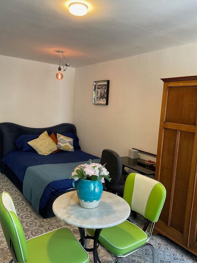 Bright Studio with Private Patio in Central London - Tap to explore photos