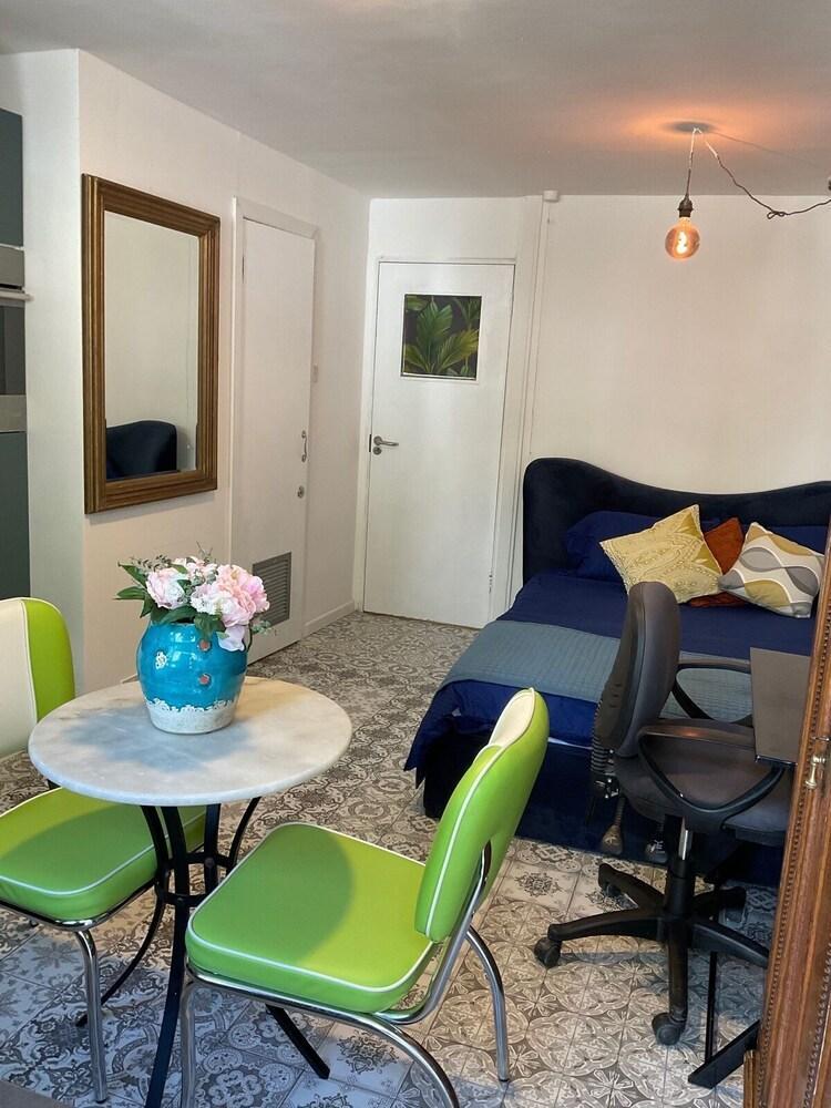 Bright Studio with Private Patio in Central London - Tap to explore photos