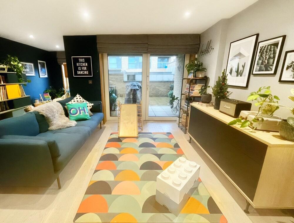 Beautiful modern 2 beds apartment with terrace. - Tap to explore photos