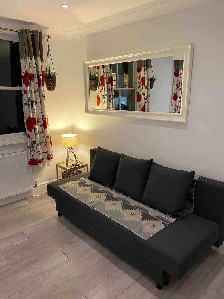 CENTRAL LONDON APARTMENT second floor - Tap to explore photos