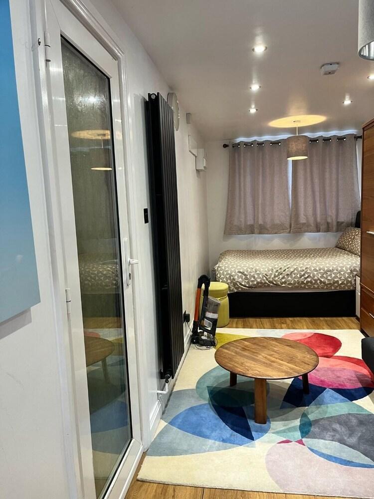 Beautiful Studio Flat in Aldersbrook/Wanstead