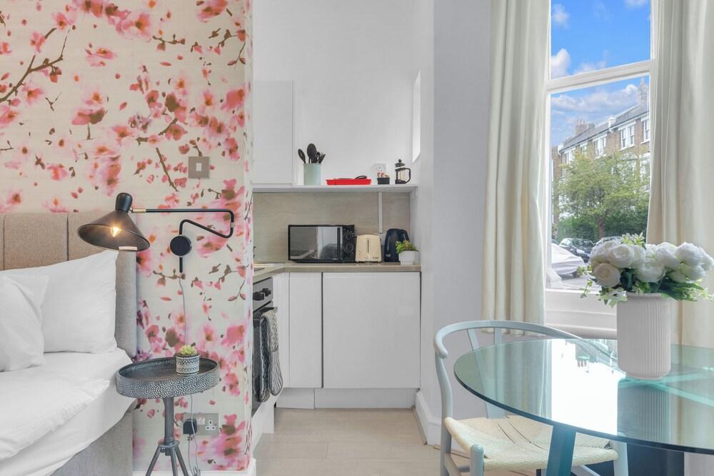 Central Studio in Lena Gardens Hammersmith by MySquare - Tap to explore photos