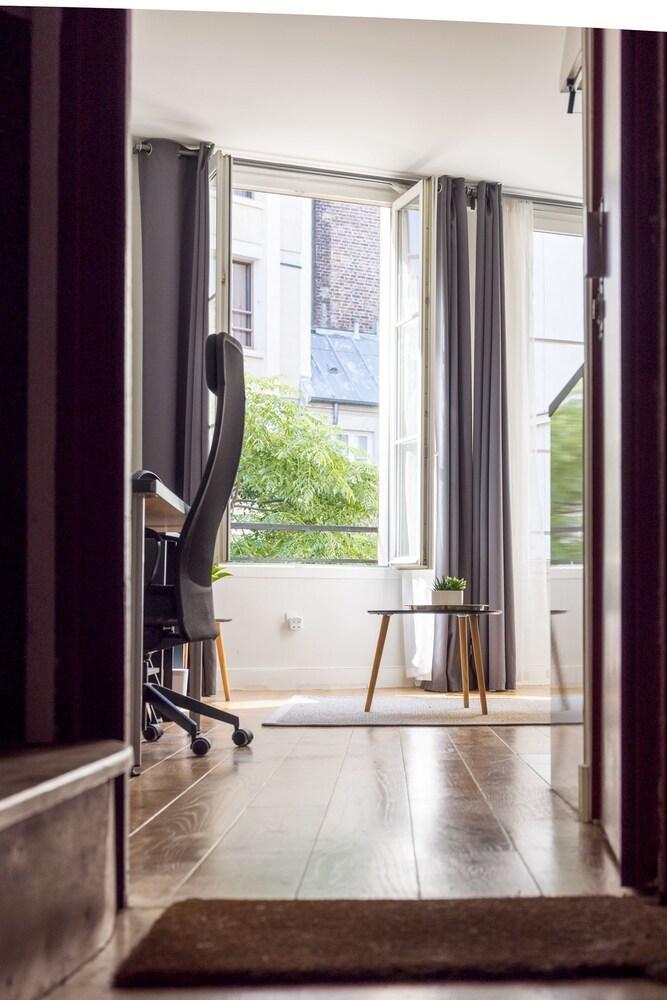 Beautiful studio apartment - Tap to explore photos