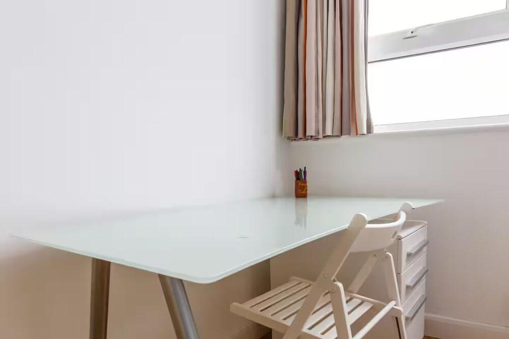 Bright & Spacious 2 Bed Islington Flat | Fast Wi-Fi - Tap to explore photos