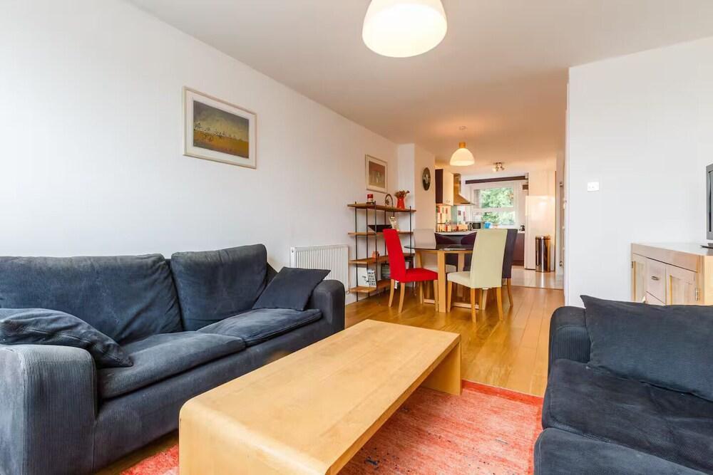 Bright & Spacious 2 Bed Islington Flat | Fast Wi-Fi - Tap to explore photos