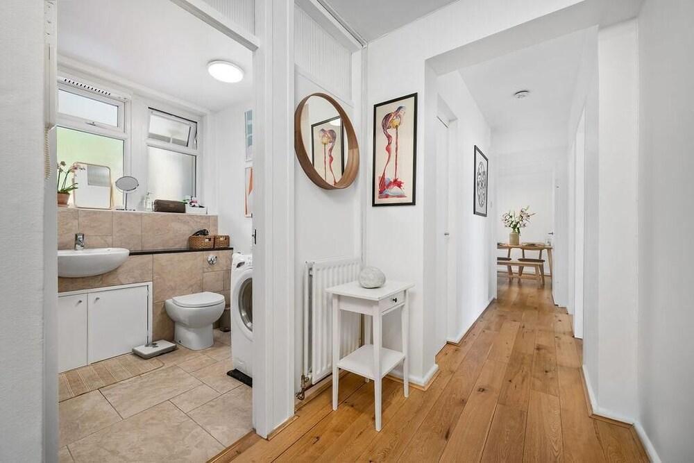 Bright & Spacious 2BR in Brook Green