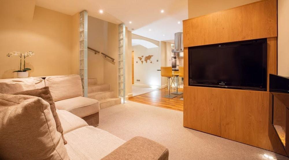 Bukingham mews
Modern 2-bed, 2-bath luxury apartment steps from Hyde Park - Tap to explore photos