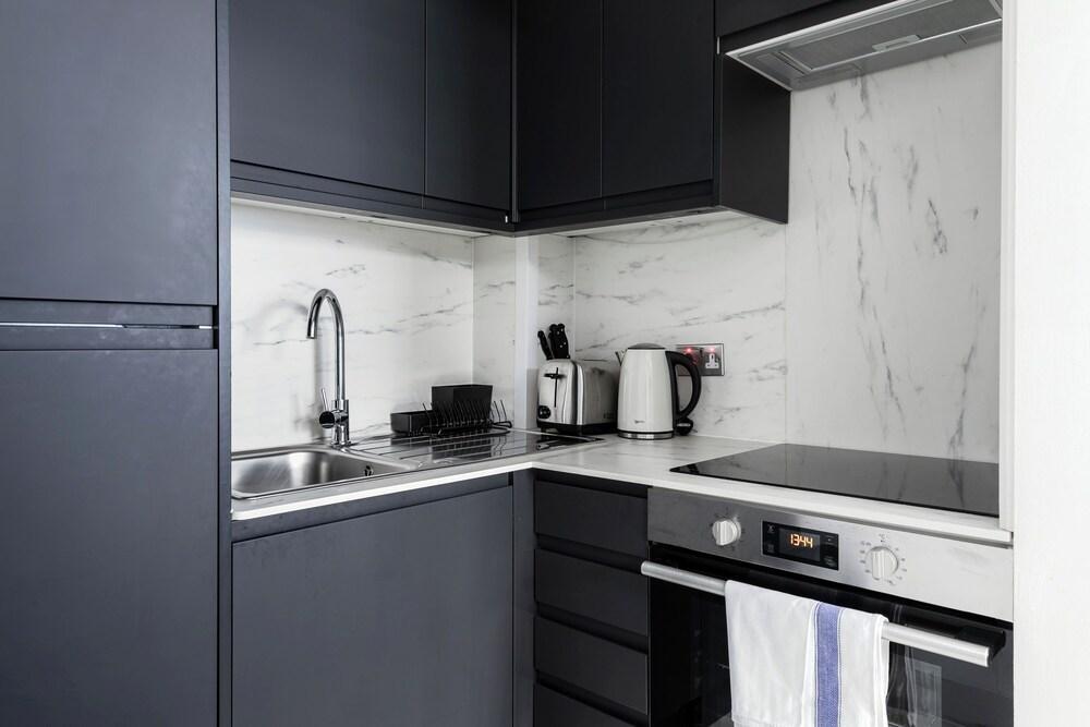 Bright Earls Court Studio Apartment - Tap to explore photos