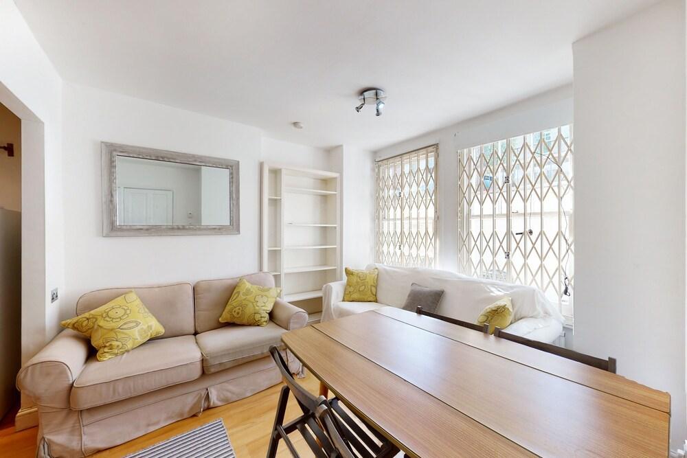 Bright 2-Bed Garden Flat in West Kensington - Tap to explore photos